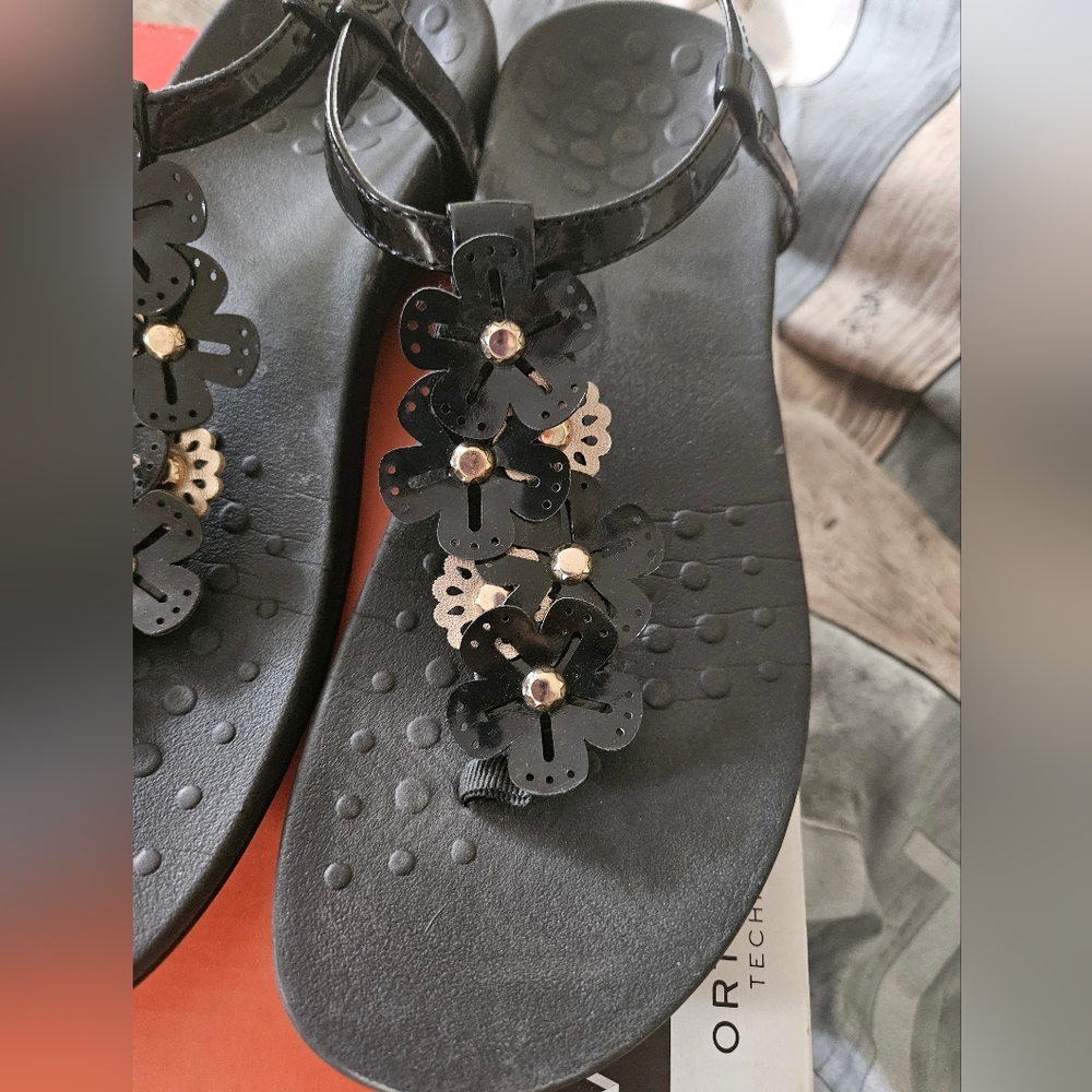 Vionic Black Patent thong sandals